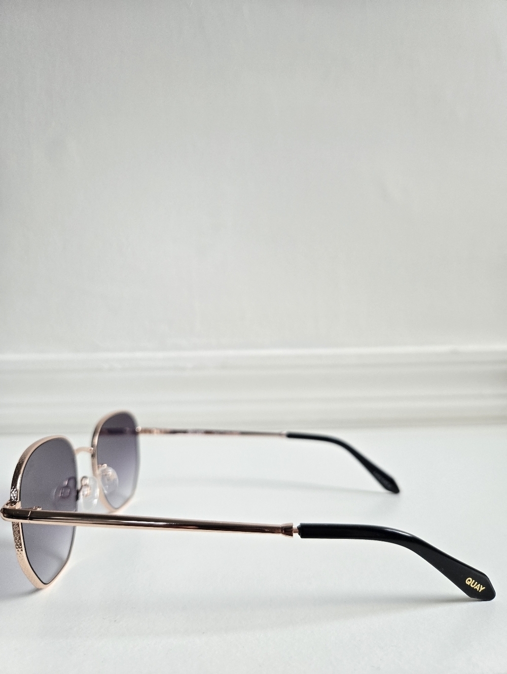 New Quay Australia Unisex Big Time Texture Gold Frame/Smoke Lens Sunglasses - Picture 12 of 14